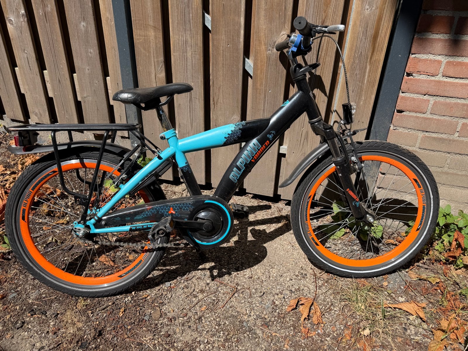 Alpina kinderfiets 20 inch - zwart/blauw/oranje, Terugtraprem, Gebruikt, Minder dan 49 cm, Ophalen