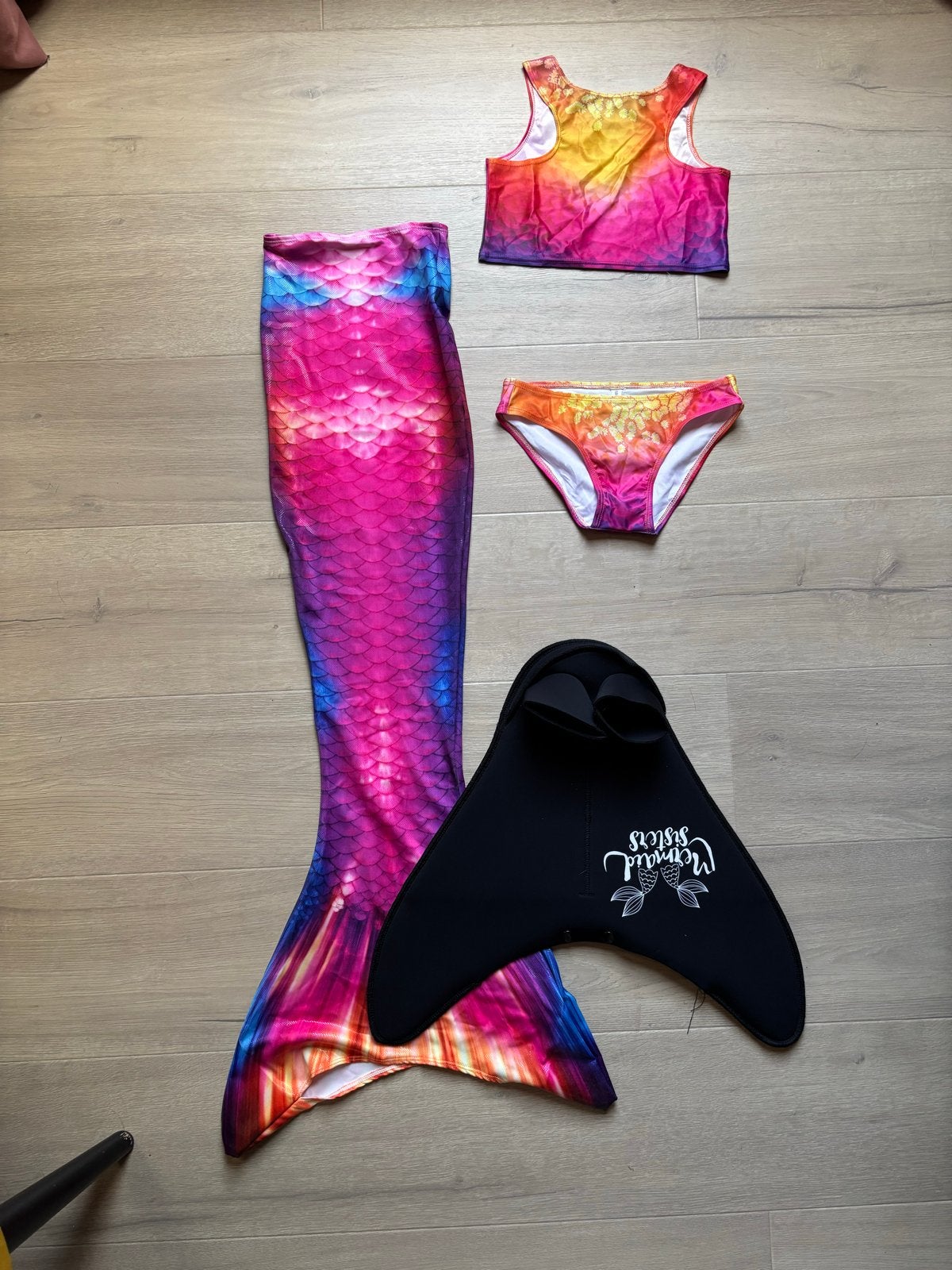 Mermaid Sisters zeemeerminstaart met monovin en bikini, Ophalen of Verzenden, Zo goed als nieuw, Meerkleurig, Overige typen