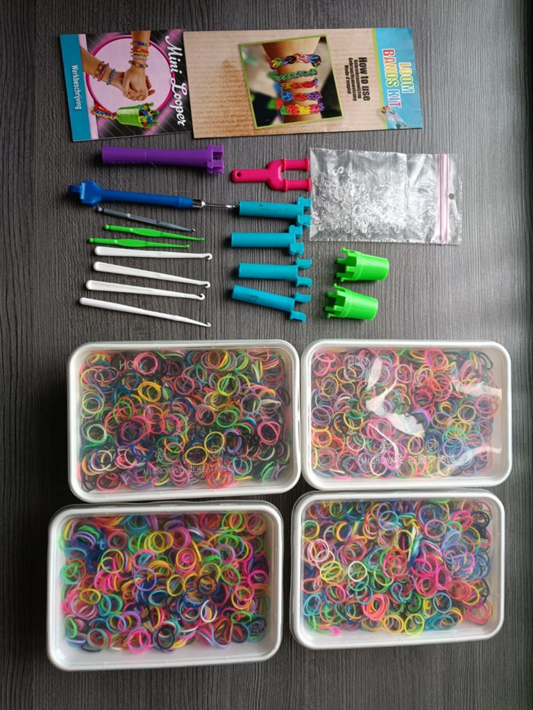 Grote Loom Bands Kit met veel elastiekjes en accessoires, Gebruikt, Overige thema's, Meerkleurig, Ophalen of Verzenden