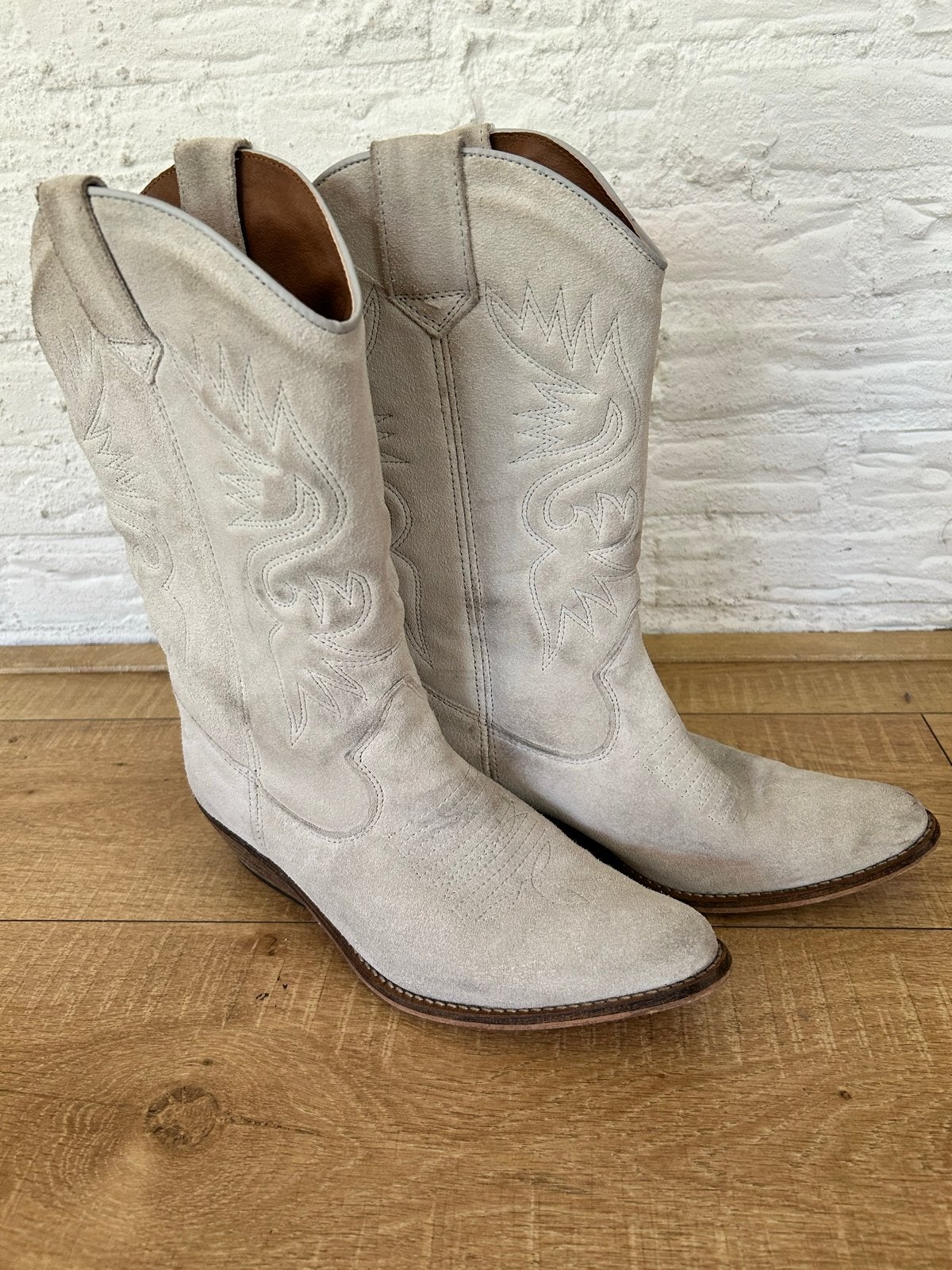 Lichtgrijze creme suède cowboylaarzen  Maat 38, Kleding | Dames, Schoenen, Hoge laarzen, Ophalen of Verzenden, Grijs, Gedragen