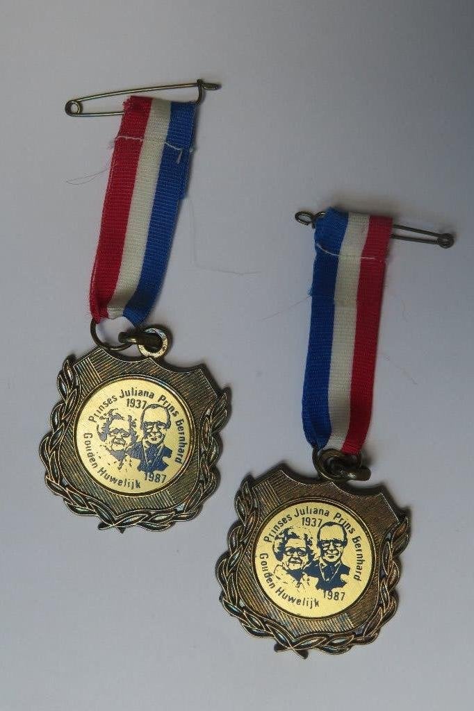 Twee medailles gouden huwelijk Juliana&Bernhard 1987, Verzamelen, Ophalen of Verzenden, Zo goed als nieuw, Nederland, Speld(je) of Lepel(tje)
