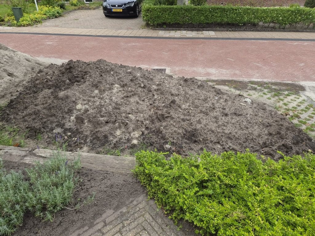 Gratis af te halen: Schone zwarte grond / tuinaarde, Ophalen, Tuinaarde