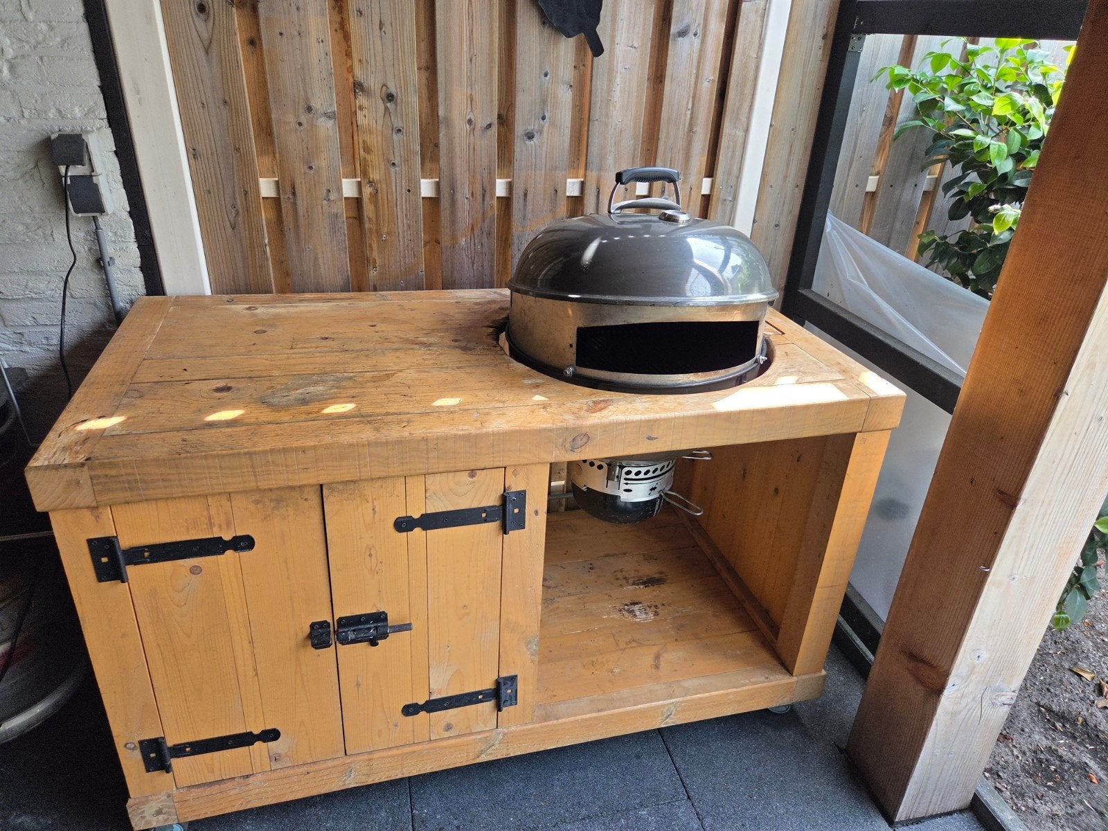 Weber Master-Touch 57cm BBQ met meubel, Tuin en Terras, Houtskoolbarbecues, Ophalen of Verzenden, Gebruikt