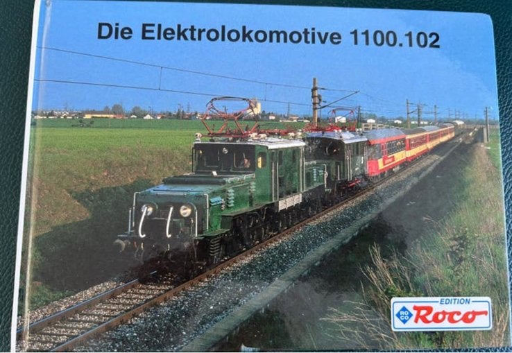 DIE ELEKTROLOKOMOTIVE 1100.102 EDITION ROCO, Hobby en Vrije tijd, Modeltreinen | H0, Ophalen of Verzenden, Zo goed als nieuw, Boek, Tijdschrift of Catalogus