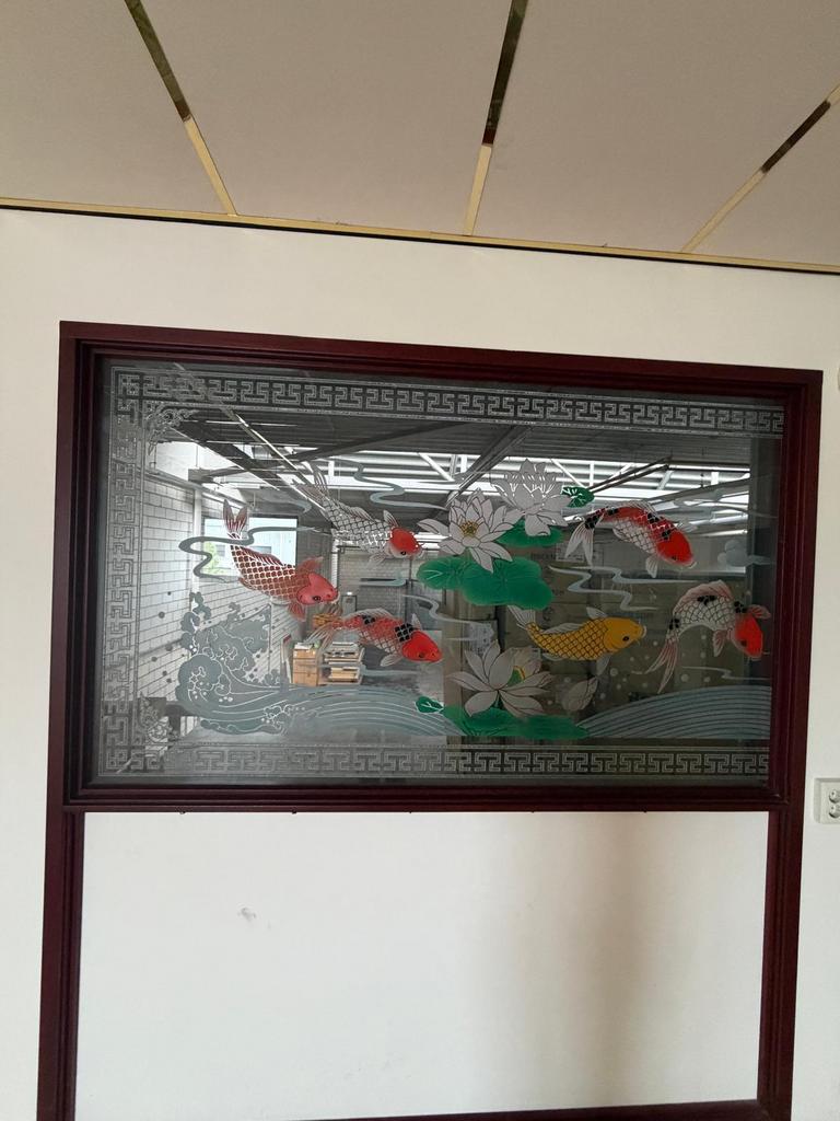 Karpers ingevreesd in glas (Chinees), Ophalen, Zo goed als nieuw, Gevelraam of Ruit