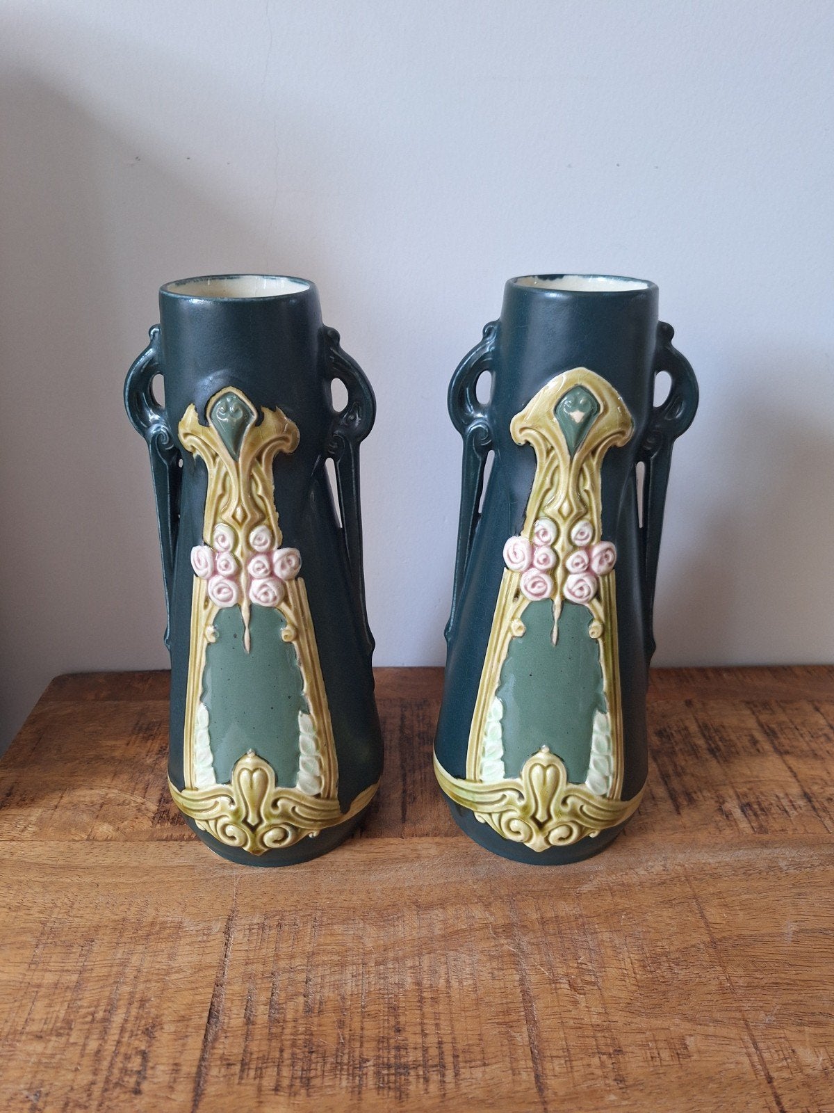 Set 2 Art Deco / Jugendstil Vazen - Groen met Roze Detail, Ophalen of Verzenden