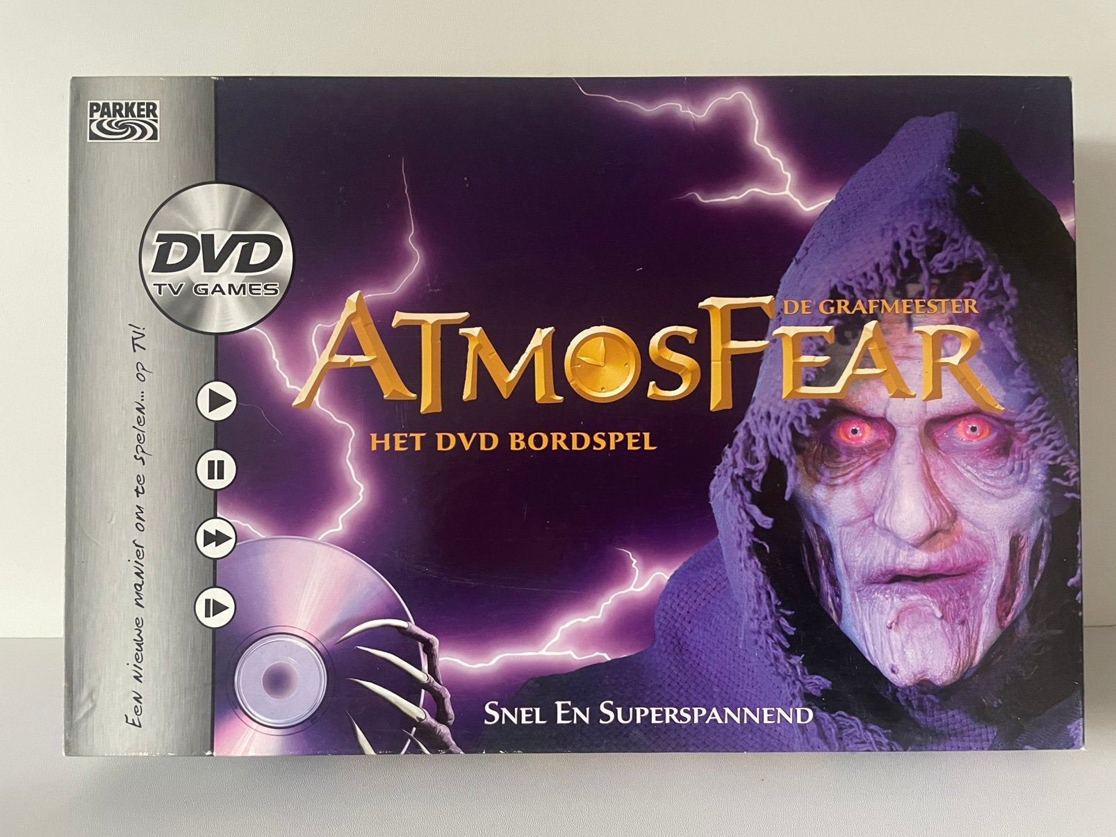 ZGAN Atmosfear DVD bordspel De Grafmeester 100% compleet!, Drie of vier spelers, Ophalen of Verzenden, Zo goed als nieuw, Parker