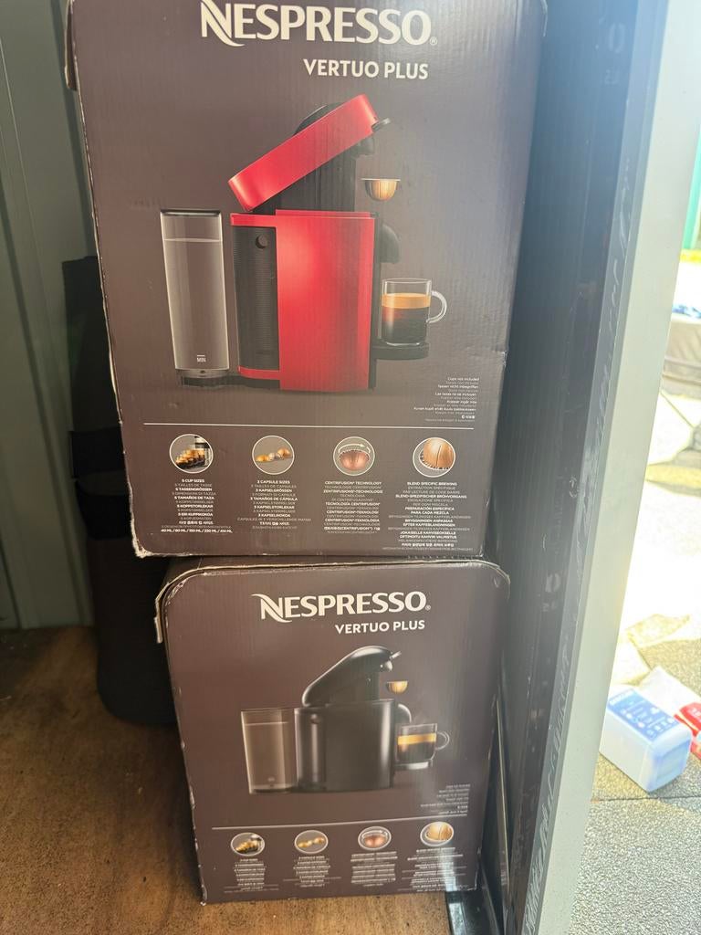Nespresso Vertuo Plus Rood & Zwart - Nieuw in doos, Ophalen of Verzenden, Nieuw, Koffiemachine, Koffiepads en cups
