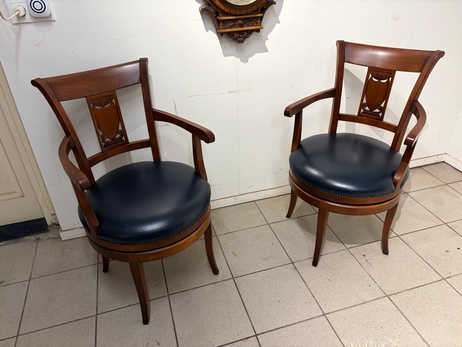 2 Engelse kersenhouten bureaustoelen, draaibaar, leer, Ophalen