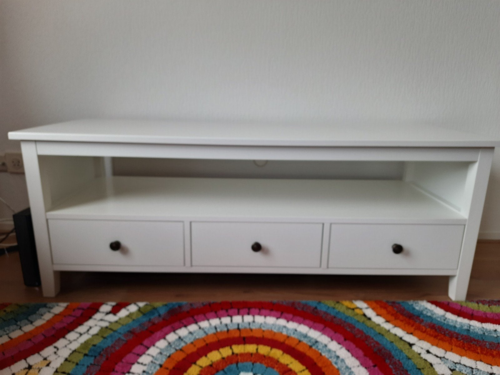 Jysk Nordby TV-meubel - 1 jaar oud, lichte transportschade, Huis en Inrichting, Ophalen, Gebruikt, 100 tot 150 cm, Minder dan 100 cm
