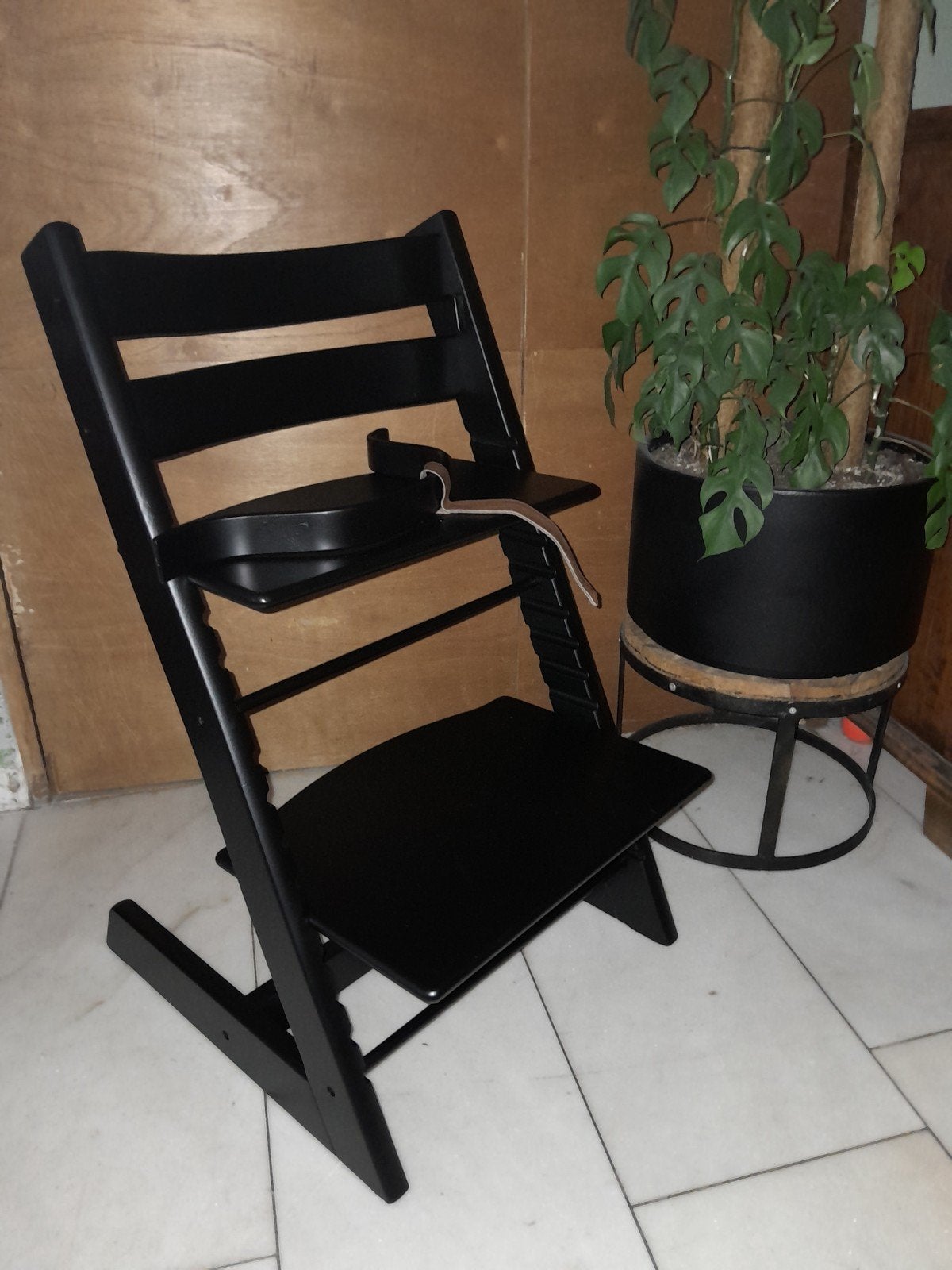 Stokke Tripp Trapp matzwart met beugel en leertje, Ophalen, Gebruikt, Meegroeistoel, Stoelverkleiner