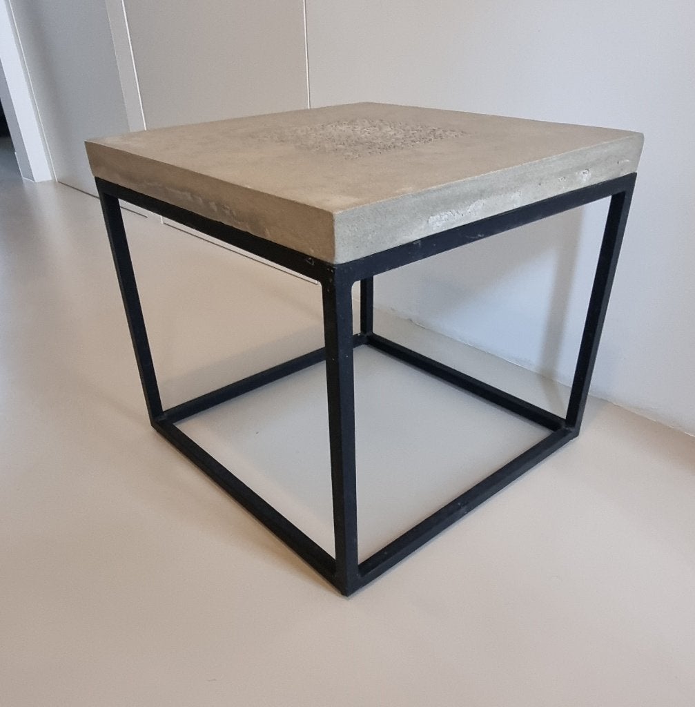 Bijzet tafel beton composiet met tekening, metalen onderstel, Minder dan 55 cm, Metaal of Aluminium, Vierkant, Zo goed als nieuw