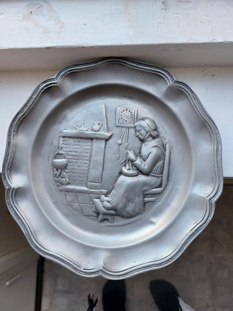 Tinnen Wandbord Handwerkster bij Haard, Antiek en Kunst, Antiek | Tin, Ophalen of Verzenden