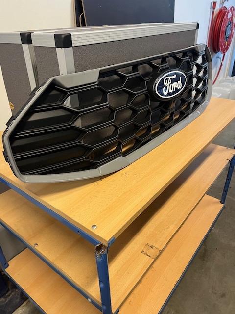 ford transit custom grill vanaf model jaar 2024, Ophalen, Gebruikt, Ford, Bumper