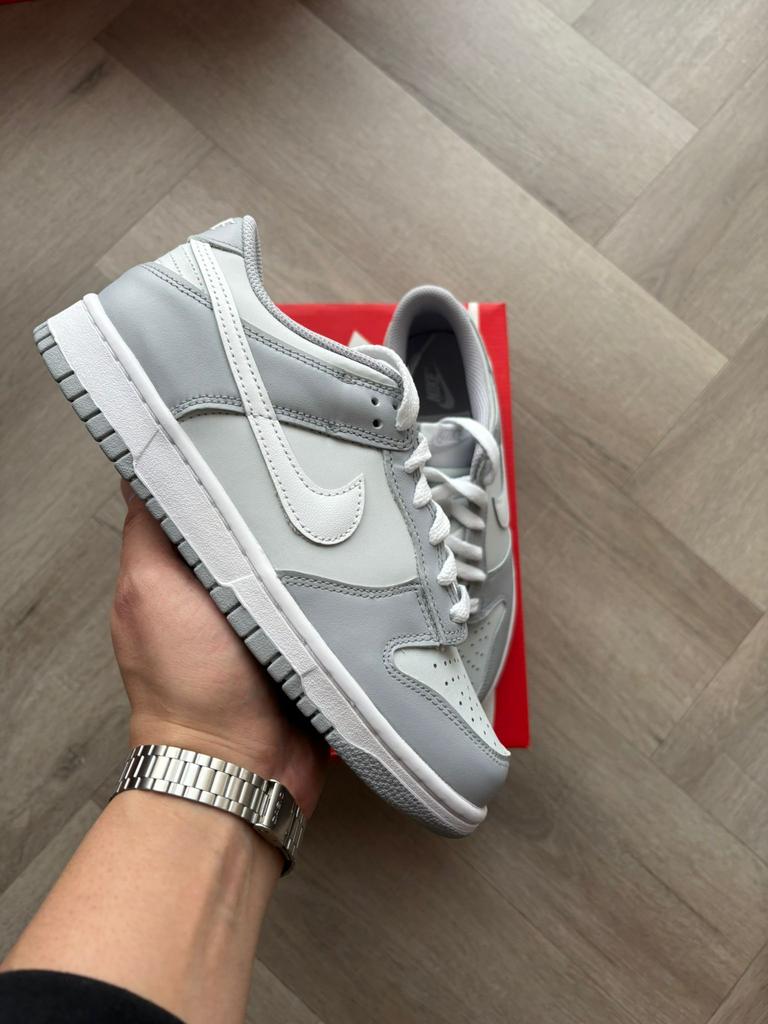 Nike Dunk Low GS Pure Platinum White Wolf Grey maat 38,5, Kleding | Dames, Schoenen, Nieuw, Sneakers of Gympen, Grijs, Ophalen of Verzenden