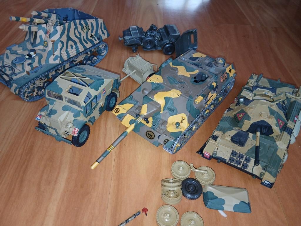 WW2 circa 20 in elkaar gezette bouwpakketten van tanks etc., Gebruikt, Tank, 1:32 tot 1:50, Ophalen