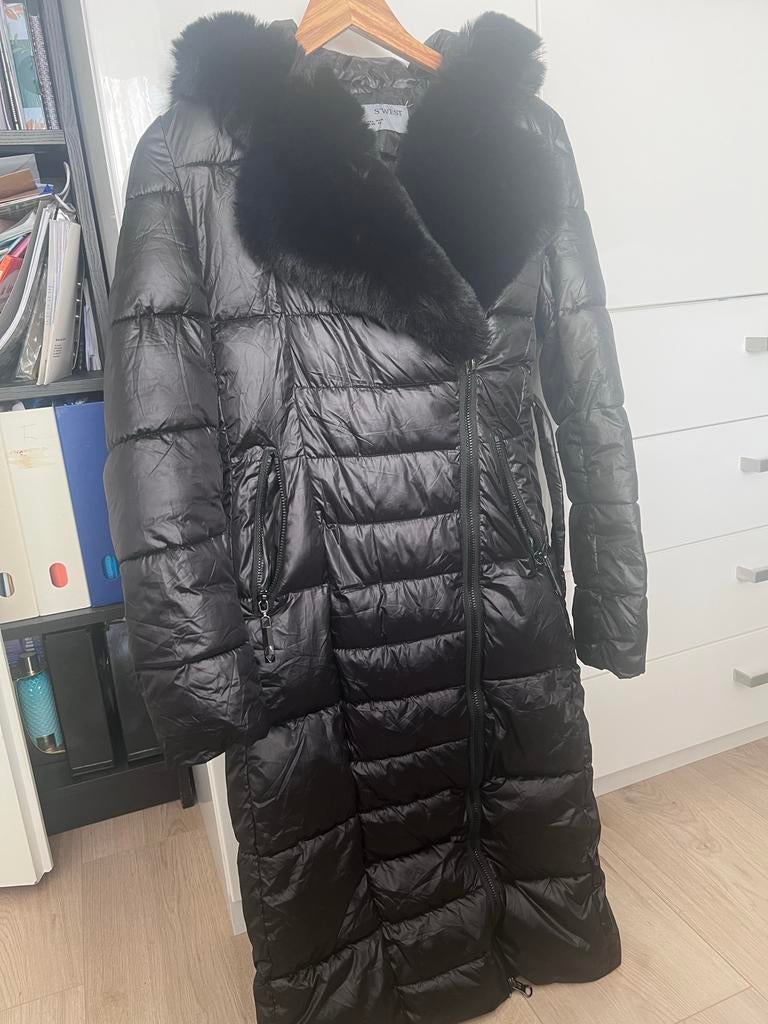 Elegante zwarte winterjas met bontkraag, Ophalen, Zo goed als nieuw, Maat 36 (S), Zwart