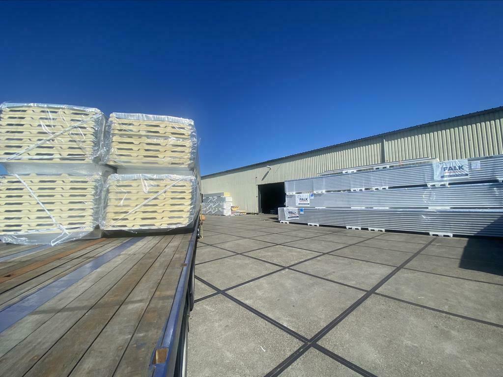 Foto 4 van 4000m2 geisoleerde dakplaten - sandwichpanelen restpartij