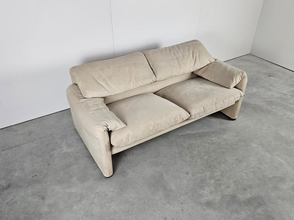 Cassina Maralunga 2-zit bank alcantara creme, Antiek en Kunst, Antiek | Meubels | Stoelen en Banken, Ophalen of Verzenden