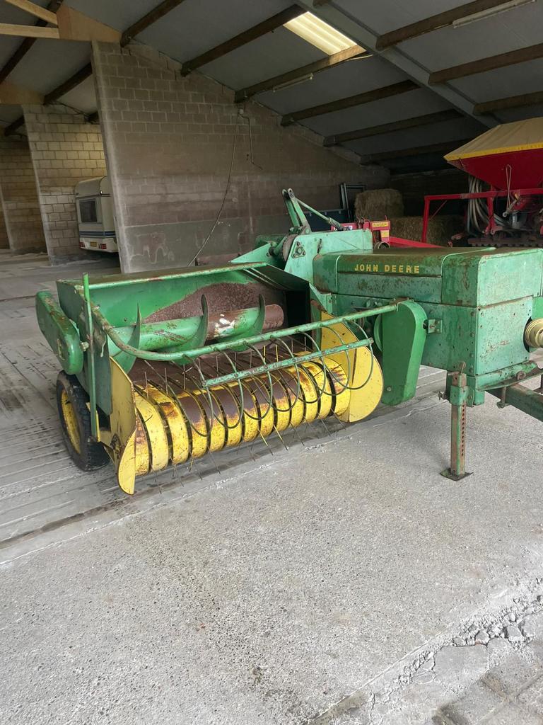 John deere 224T kleine pakken pers, Ophalen