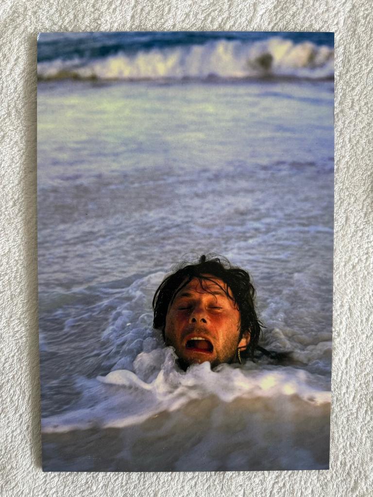 Fotokunst op dibond – man in zee & portret – 30x20 cm, Ophalen of Verzenden