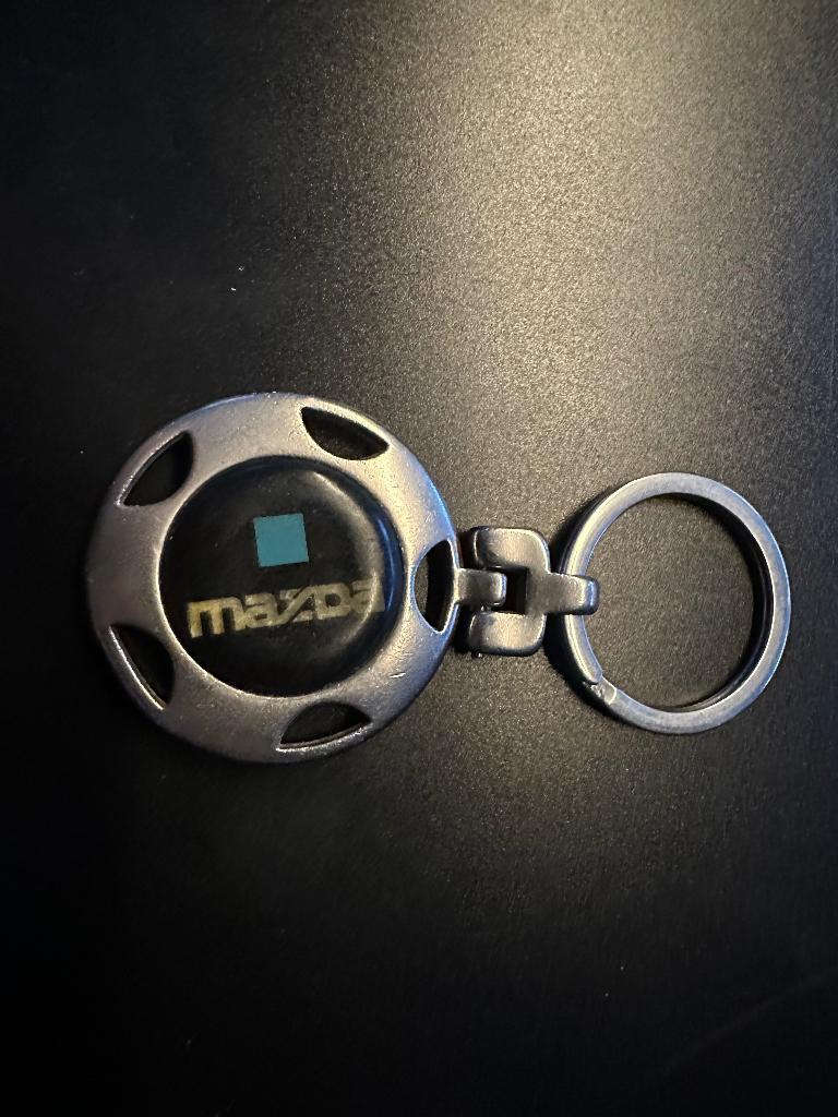 Oude Mazda sleutelhanger oude logo, Ophalen of Verzenden, Gebruikt, Merk