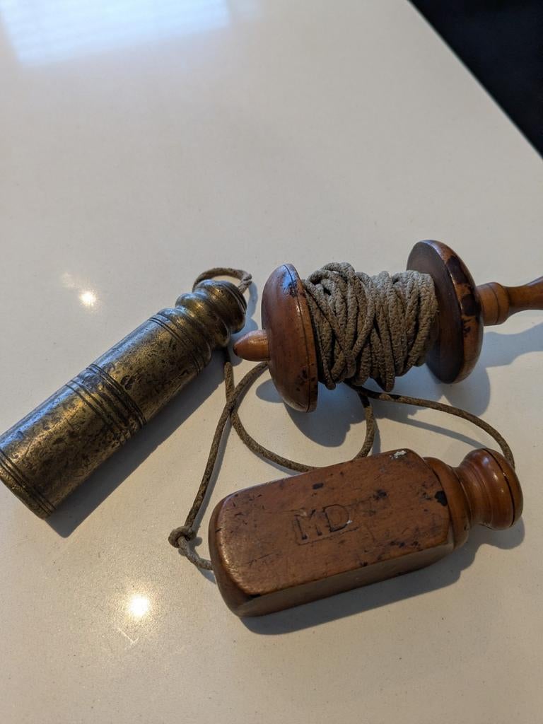Antiek schietlood met spoel, Ophalen