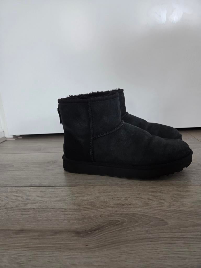 Ugg Classic Mini Zwart Maat 40, Zwart, Lage of Enkellaarzen, Ophalen of Verzenden, Gedragen