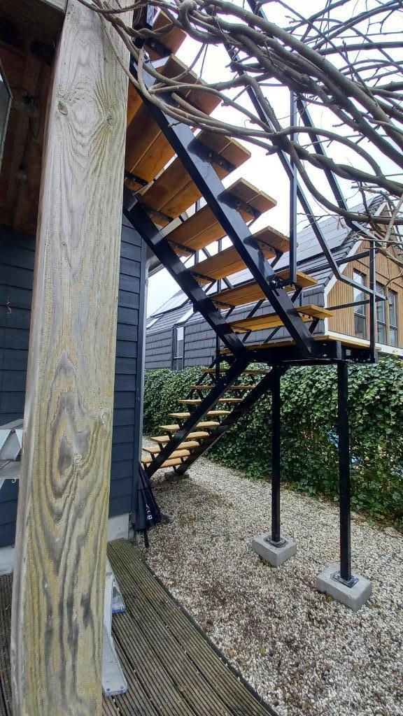Foto 3 van Trap op maat hardhout staal buitentrap bordes steektrap