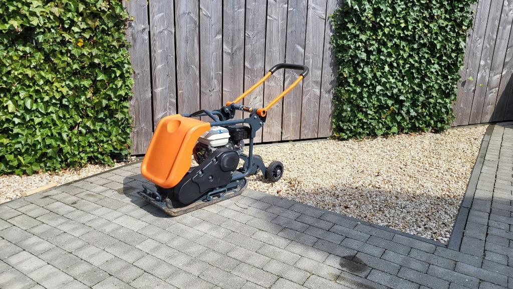 TE HUUR ‼️ Trilplaat en straatgereedschap ** huren