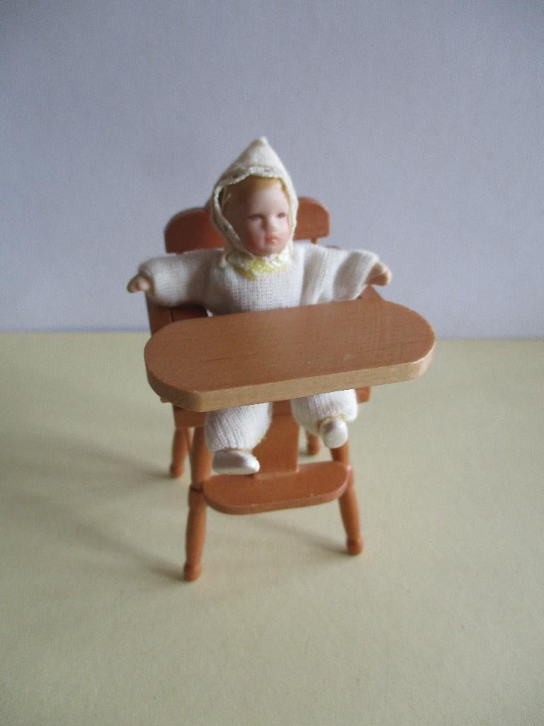 poppenhuis kinderstoel met popje, Ophalen of Verzenden, Zo goed als nieuw, Decoratie