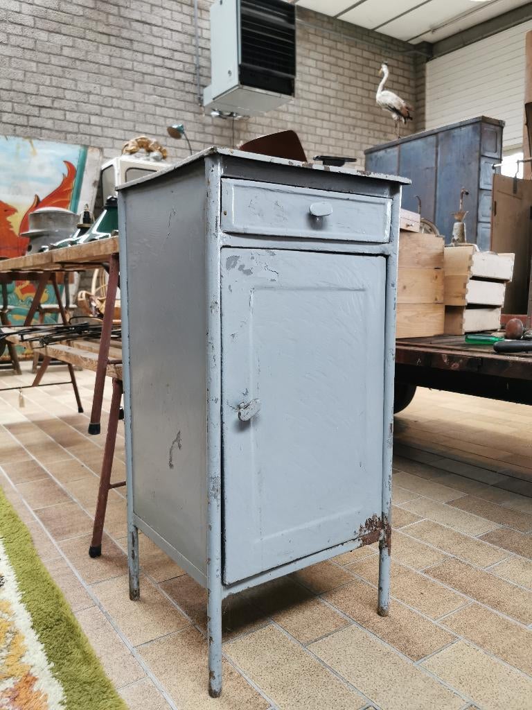 Metalen nachtkastje, Huis en Inrichting, Slaapkamer | Nachtkastjes, Ophalen, Metaal of Aluminium, Minder dan 45 cm, 55 tot 70 cm