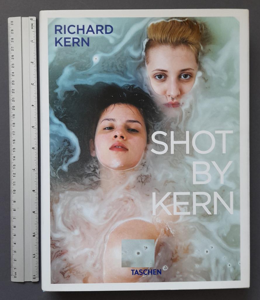 Richard Kern - Shot by Kern - Hardcover - Dvd - 288 pagina's, Boeken, Fotografen, Verzenden, Richard Kern, Zo goed als nieuw