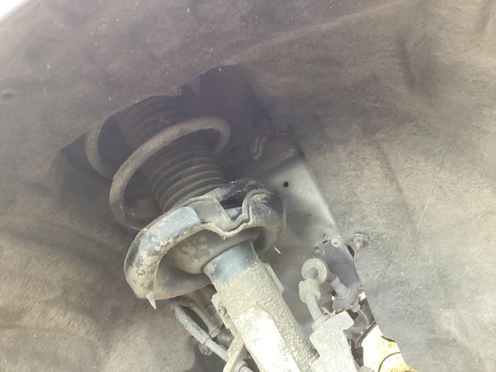 Schokdemper rechts-voor van een Volvo V40, Gebruikt, -, -, Ophalen of Verzenden