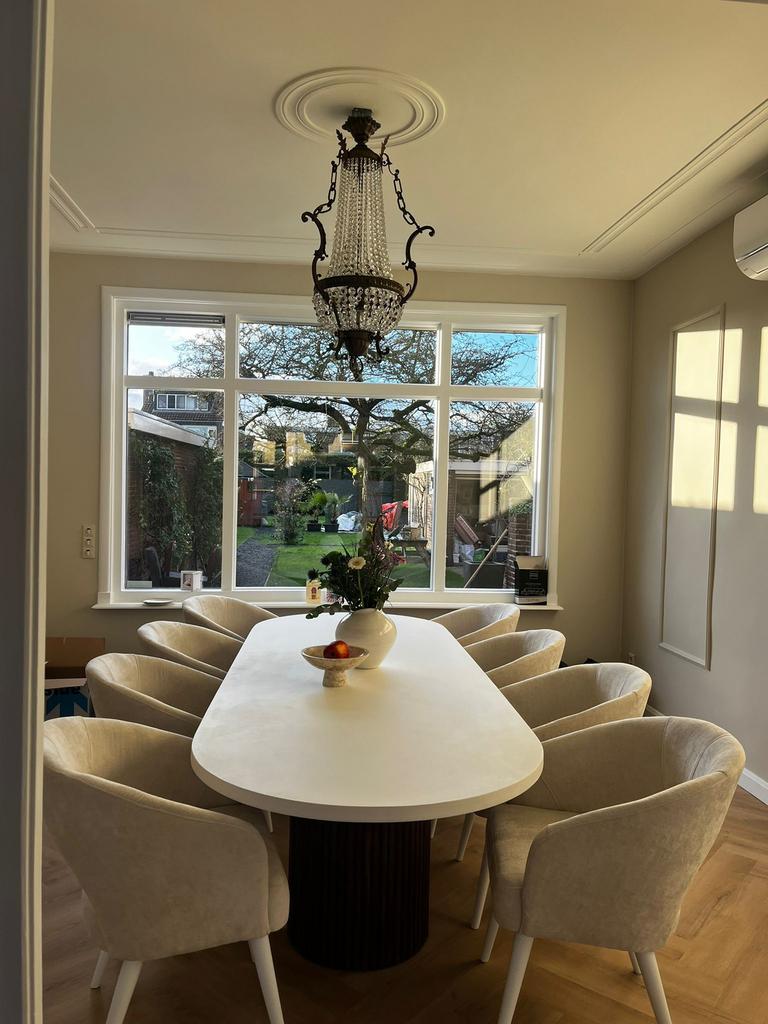 Beton ciré tafel met walnoot poten, Huis en Inrichting, Ophalen of Verzenden, Nieuw, Ovaal