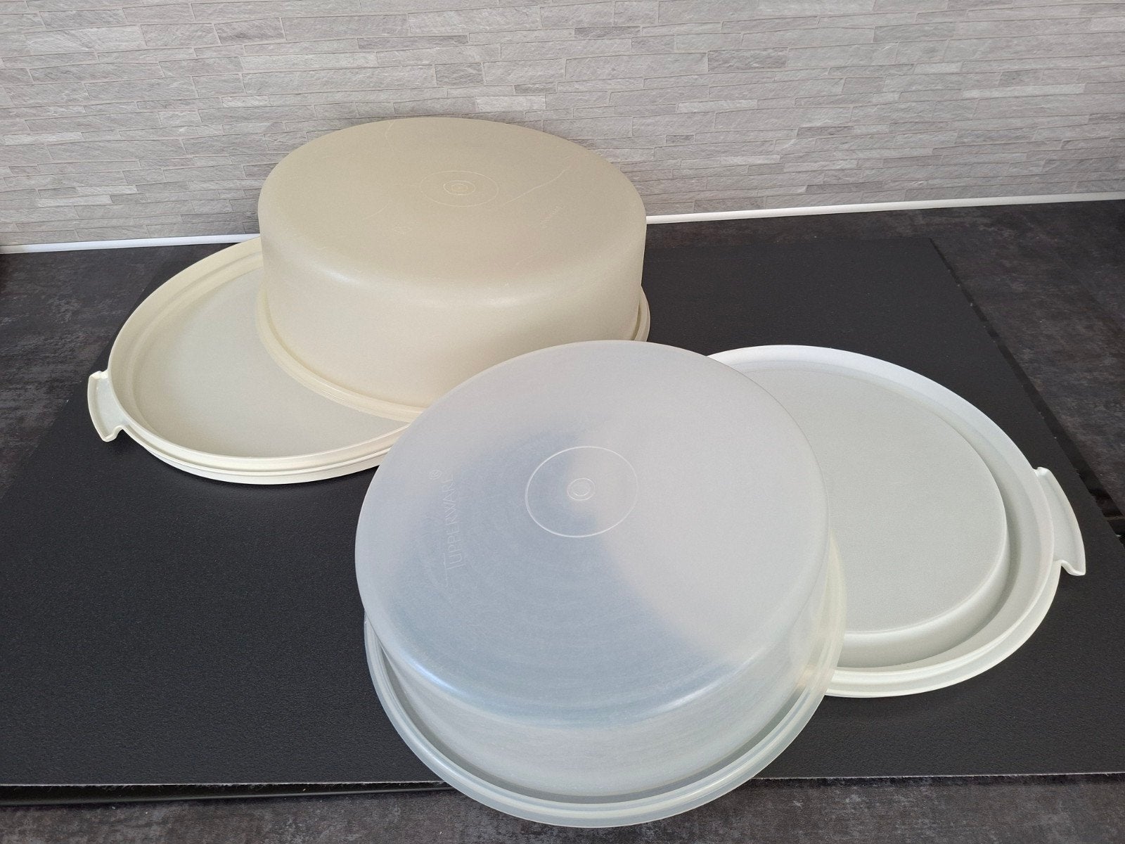 tupperware taartdoos broodjesdoos groot 33 of klein 28 cm, Ophalen of Verzenden, Gebruikt, Crème, Schaal