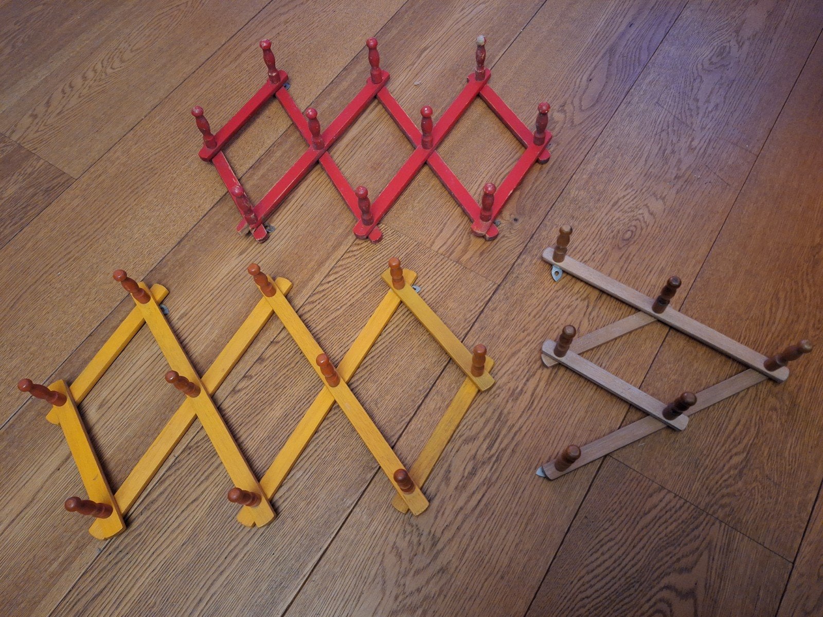 3 vintage schaar kapstokjes - rood, geel, naturel, Gebruikt, Wandhaken, Ophalen of Verzenden, Minder dan 100 cm