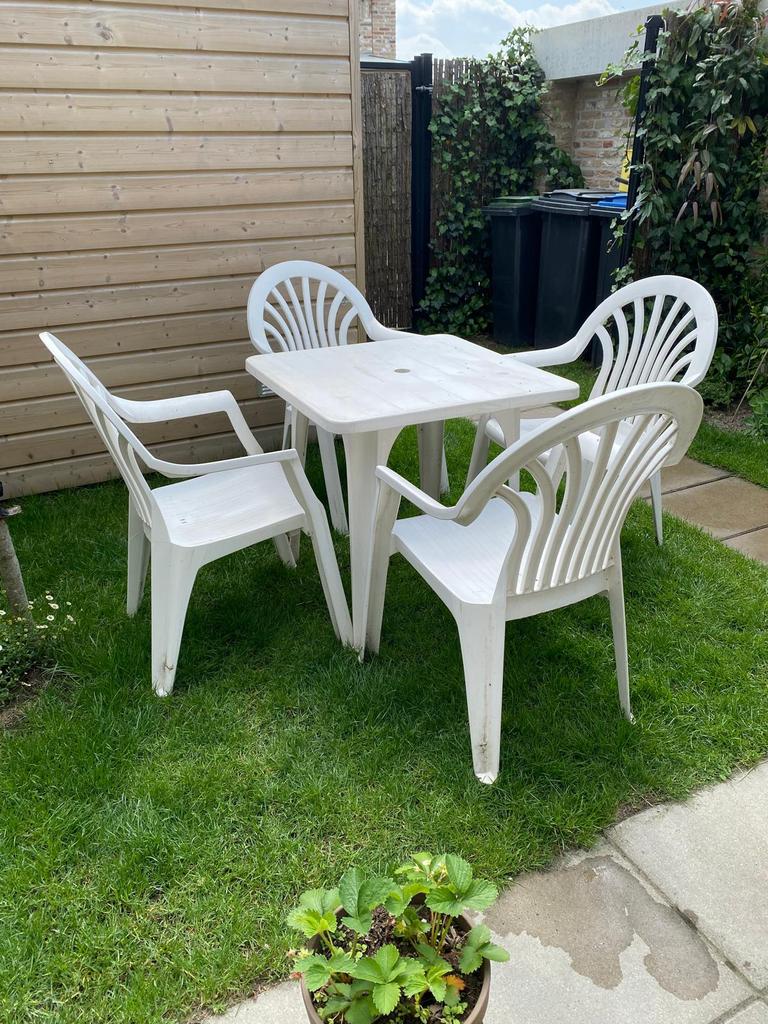 Tuinset Hartmann wit, tafel + 4 stapelbare stoelen, Ophalen of Verzenden, Gebruikt, Kunststof, 4 zitplaatsen