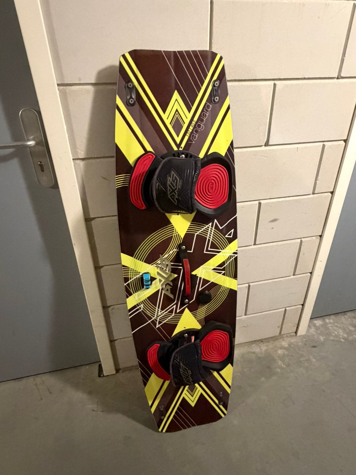 AXIS Vanguard 132x40.5 Kiteboard inclusief pads & straps, Twintip, Ophalen of Verzenden, Zo goed als nieuw, 4 m² of minder