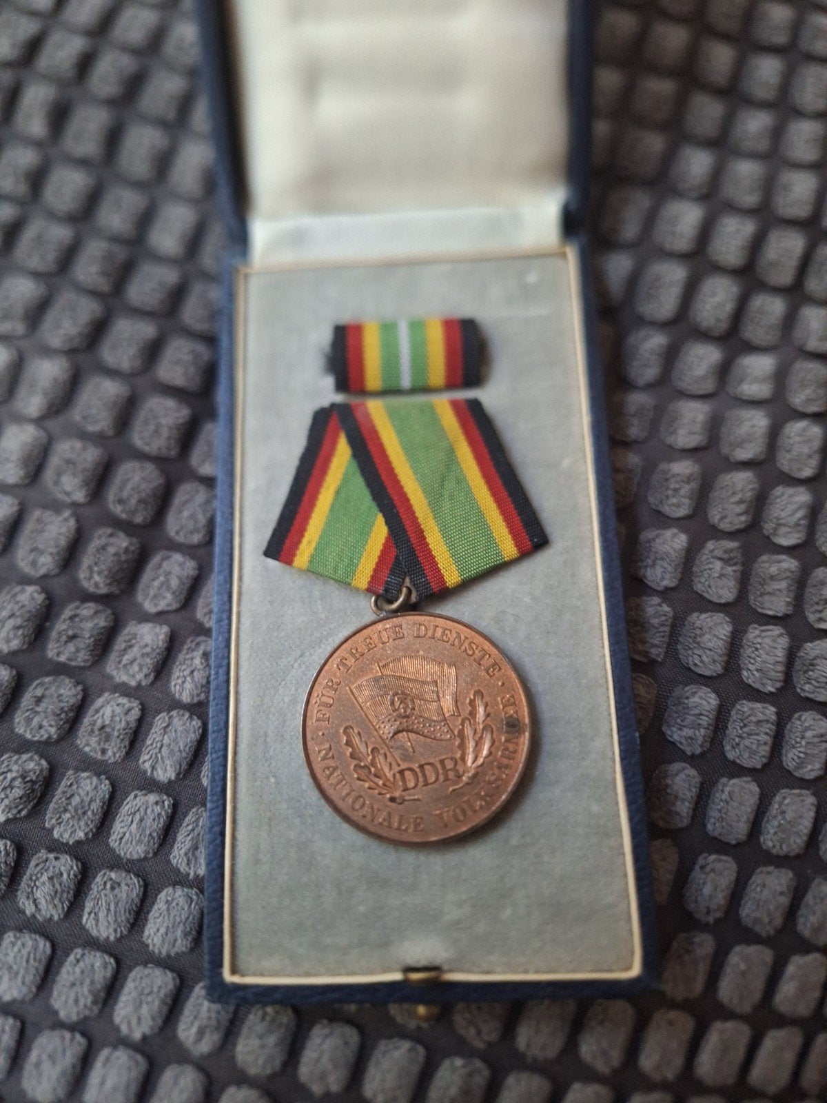 NVA DDR trouwe dienst medaille brons, Verzamelen, Ophalen of Verzenden, Landmacht, Duitsland, Lintje, Medaille of Wings