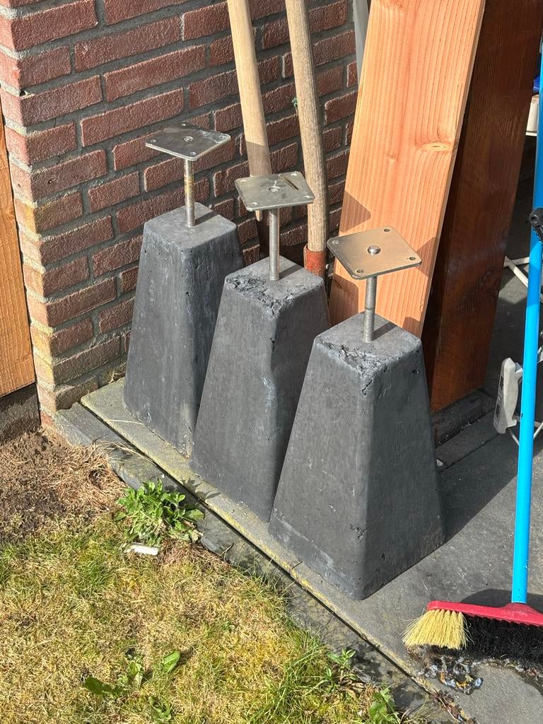 3x Betonnen poeren met verstelbare paalhouder, Ophalen, Nieuw