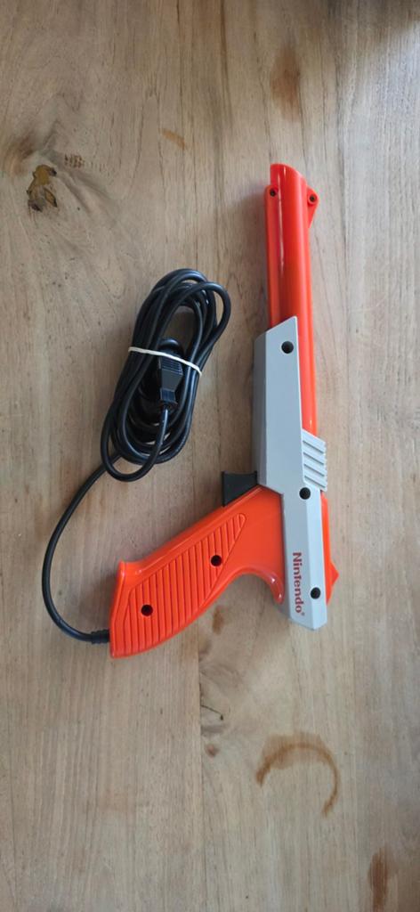 NES Zapper (NES-005) - Originele Duck Hunt Zapper 1985, Ophalen of Verzenden, Gebruikt, Met 1 controller, Met zapper/pistool