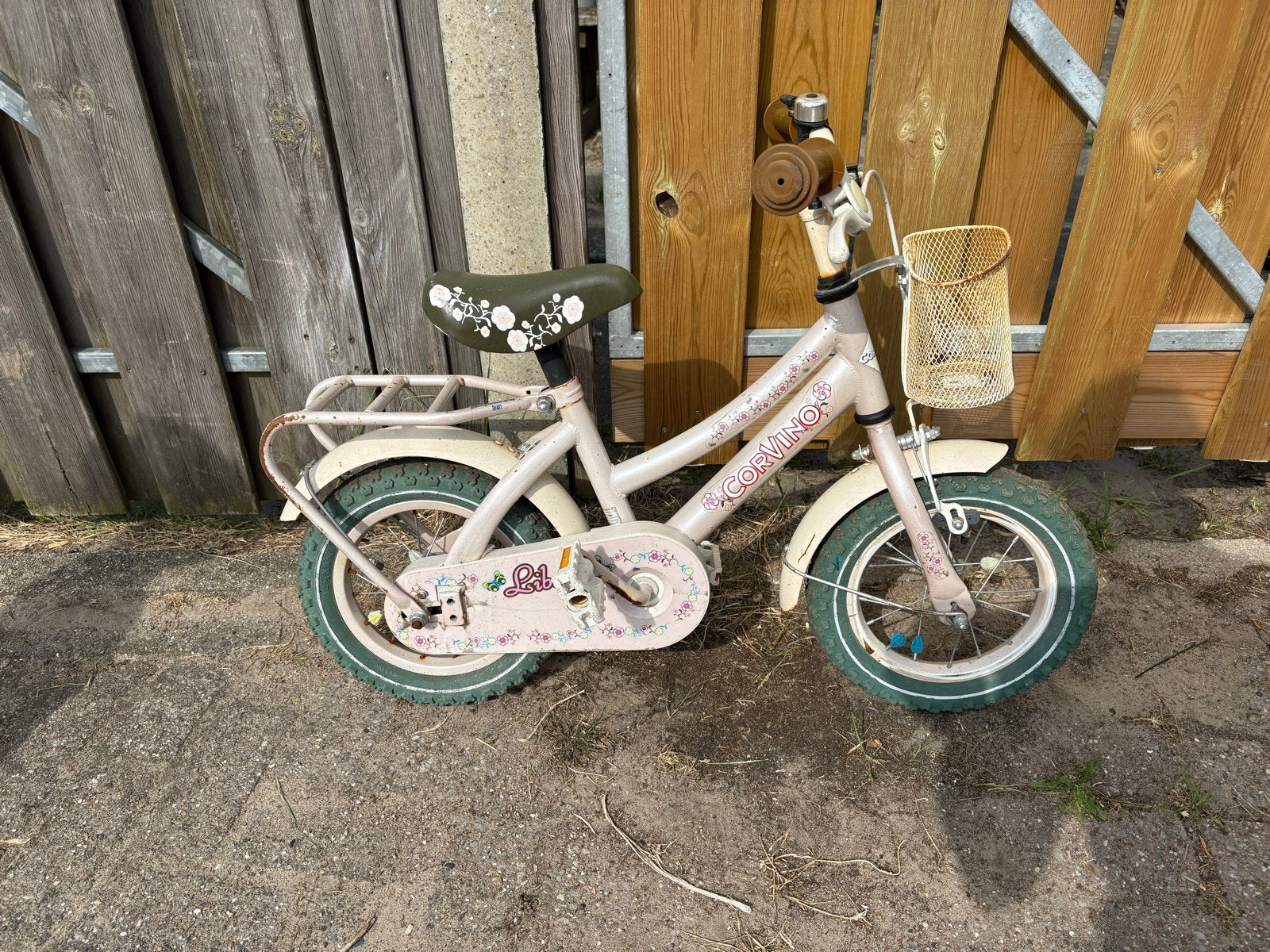 Twee kinderfietsjes met zijwieltjes (Corvino & Liberty), Ophalen, Terugtraprem, Zijwieltjes, Gebruikt