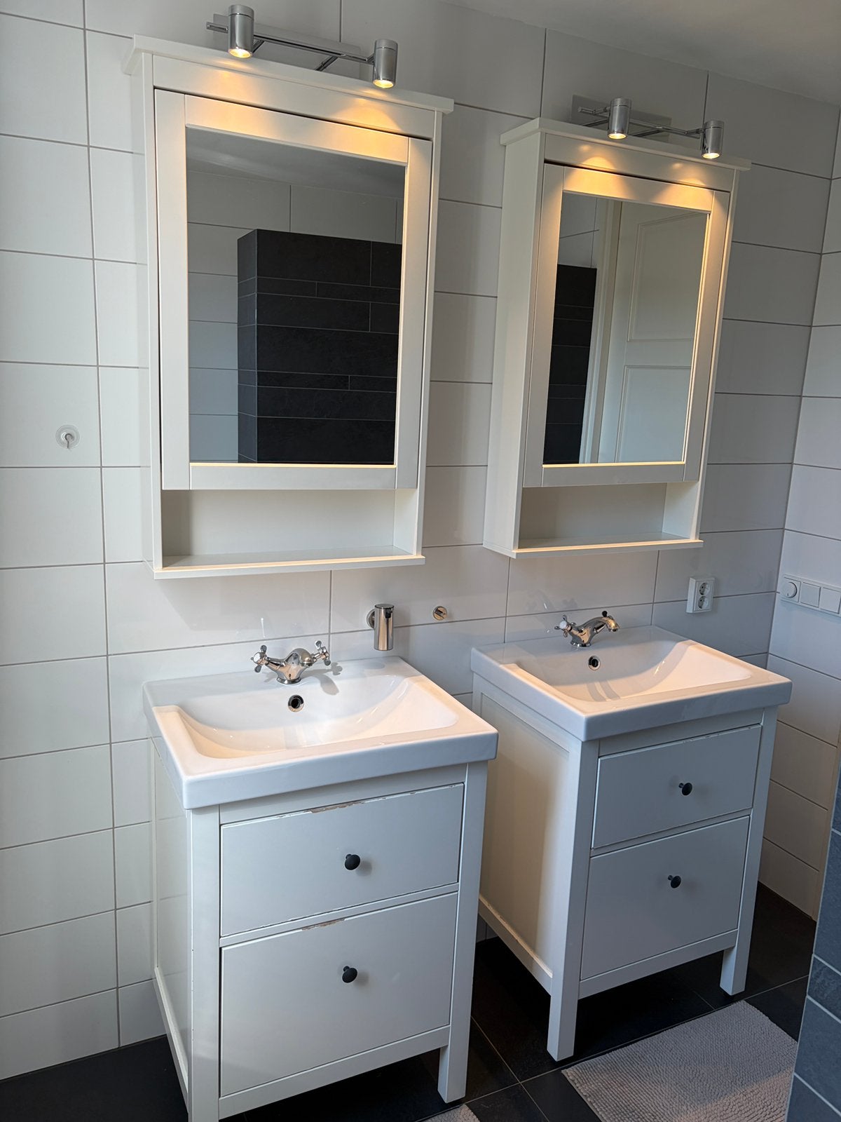 2x Ikea HEMNES badkamerkast,wastafel,kraan,spiegelkast,spots, Ophalen, Spiegelkast, 50 tot 100 cm, Zo goed als nieuw