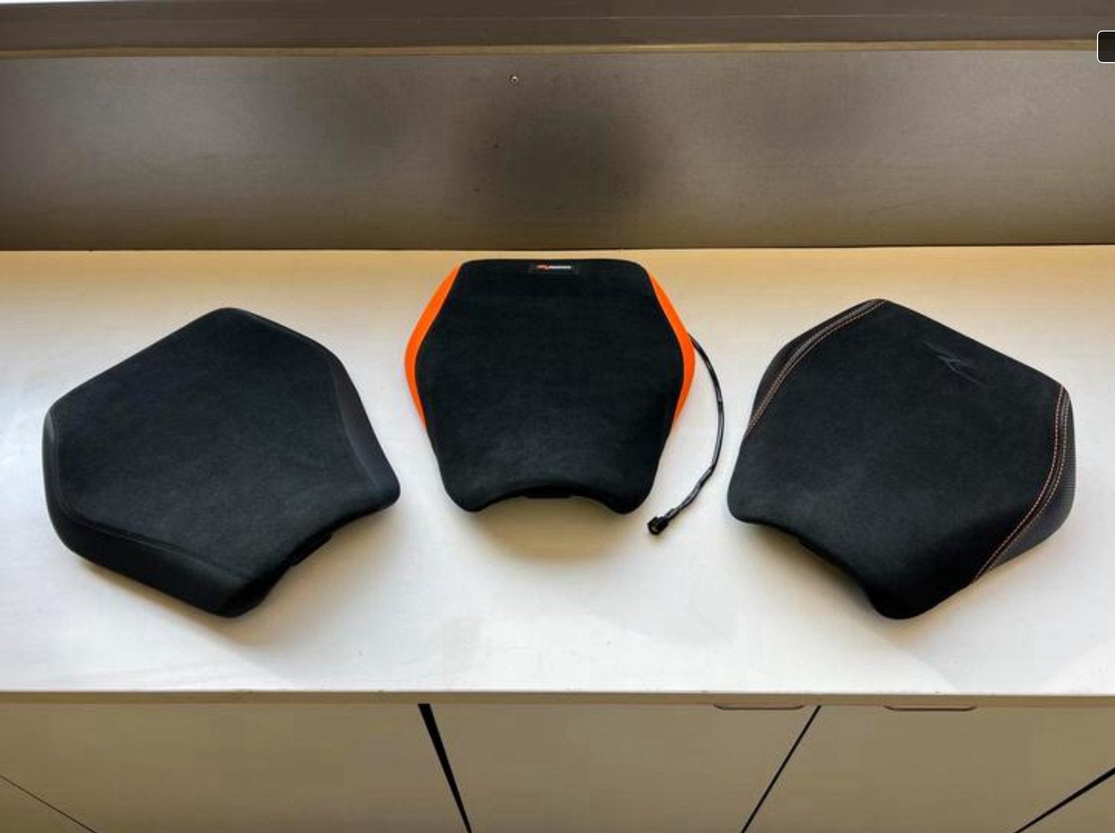 Ktm superduke 1290 / 1390 R zadel verwarming / heated seat!, Motoren, Ophalen of Verzenden, Zo goed als nieuw