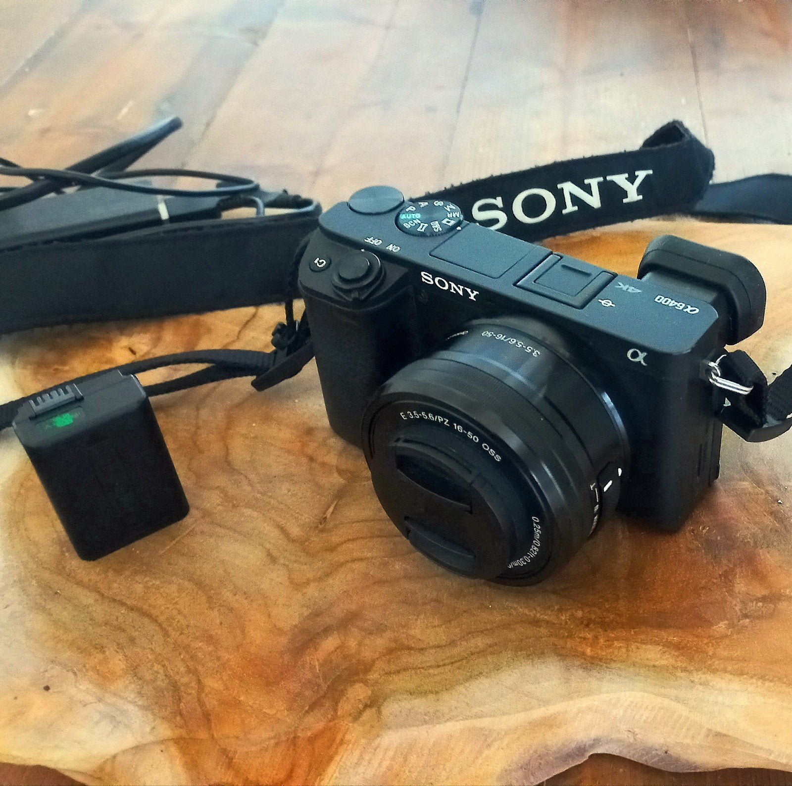 Sony A6400 + 16-50mm OSS + 2 accu's + Hoya UV-filter, Kantelbaar/draaibaar scherm, Ophalen of Verzenden, Zo goed als nieuw, Lensdop