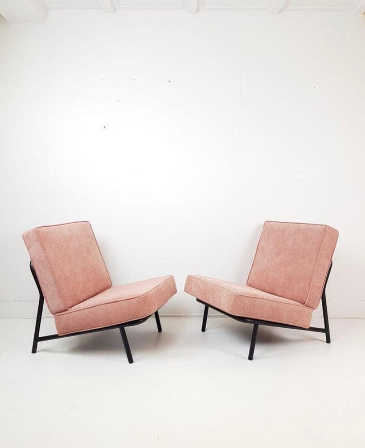 Artifort Dux fauteuils roze zwart frame nieuw gestoffeerd, Huis en Inrichting, Fauteuils, Zo goed als nieuw, Stof, 50 tot 75 cm