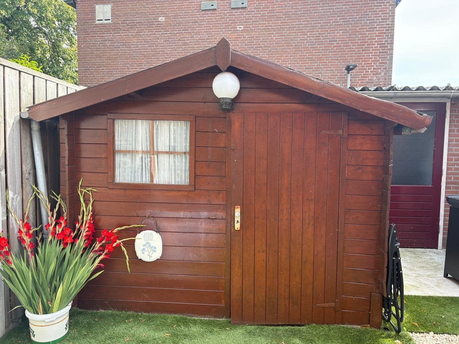 Houten schuur met raam en verlichting, 250 tot 500 cm, Schuur, Ophalen of Verzenden, 1 raam