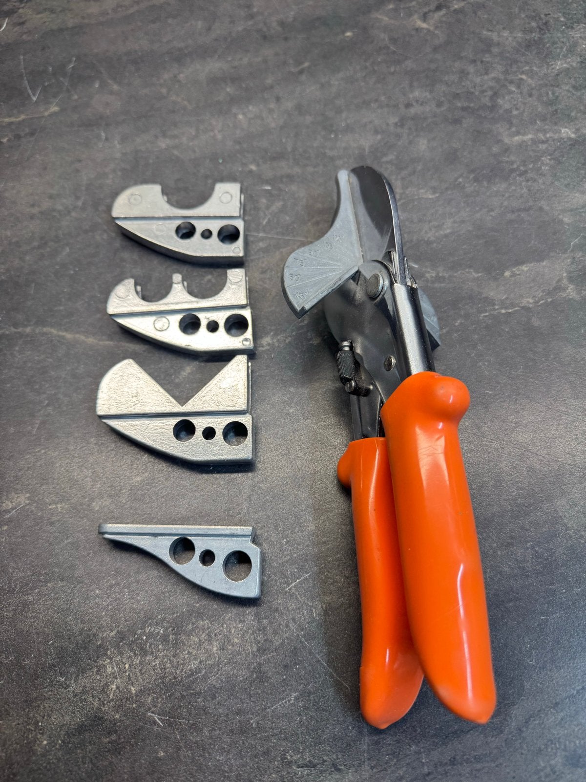 Plinten / pvc buis knipper met diverse opzetstukken, Ophalen of Verzenden, Gebruikt, Snijgereedschap, Overige merken