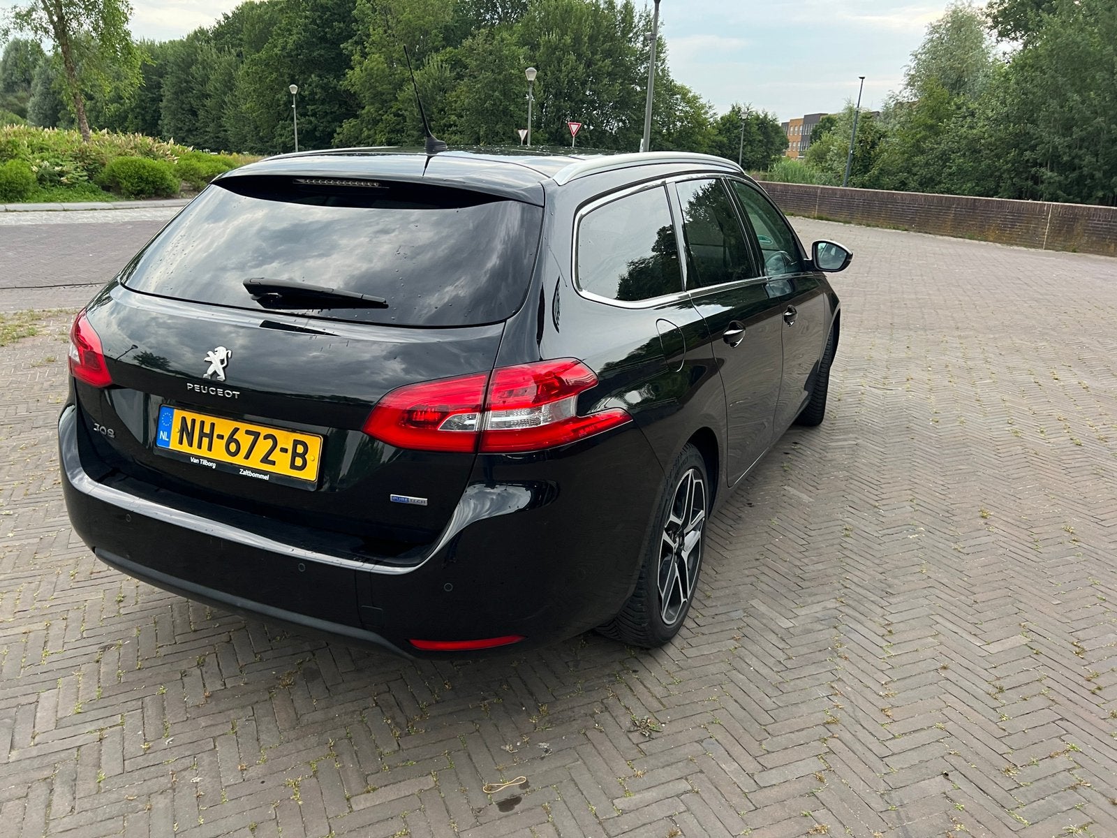 Peugeot 308 1.2 E-thp 130pk 2017 Zwart, Auto's, Voorwielaandrijving, Stof, 1199 cc, 1165 kg